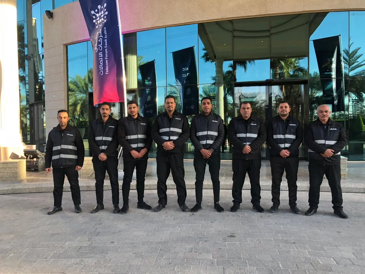 صف سيارات أمام الفنادق