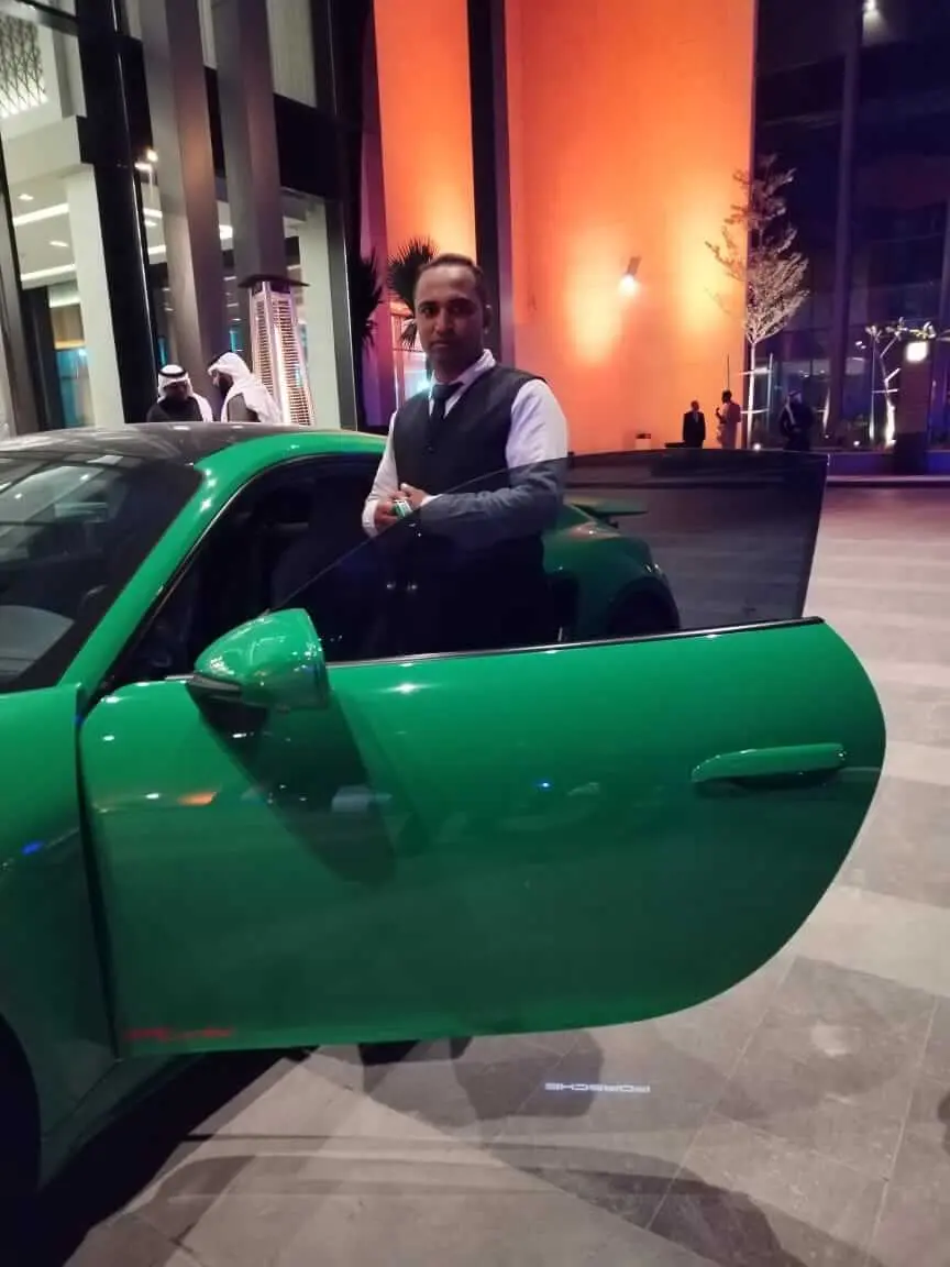 خدمة صف سيارات للمطاعم